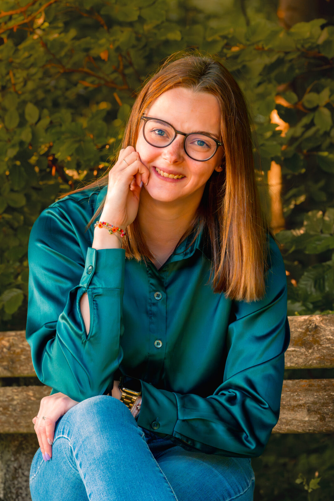 authentisches-frauen-portrait-brille-outdoor