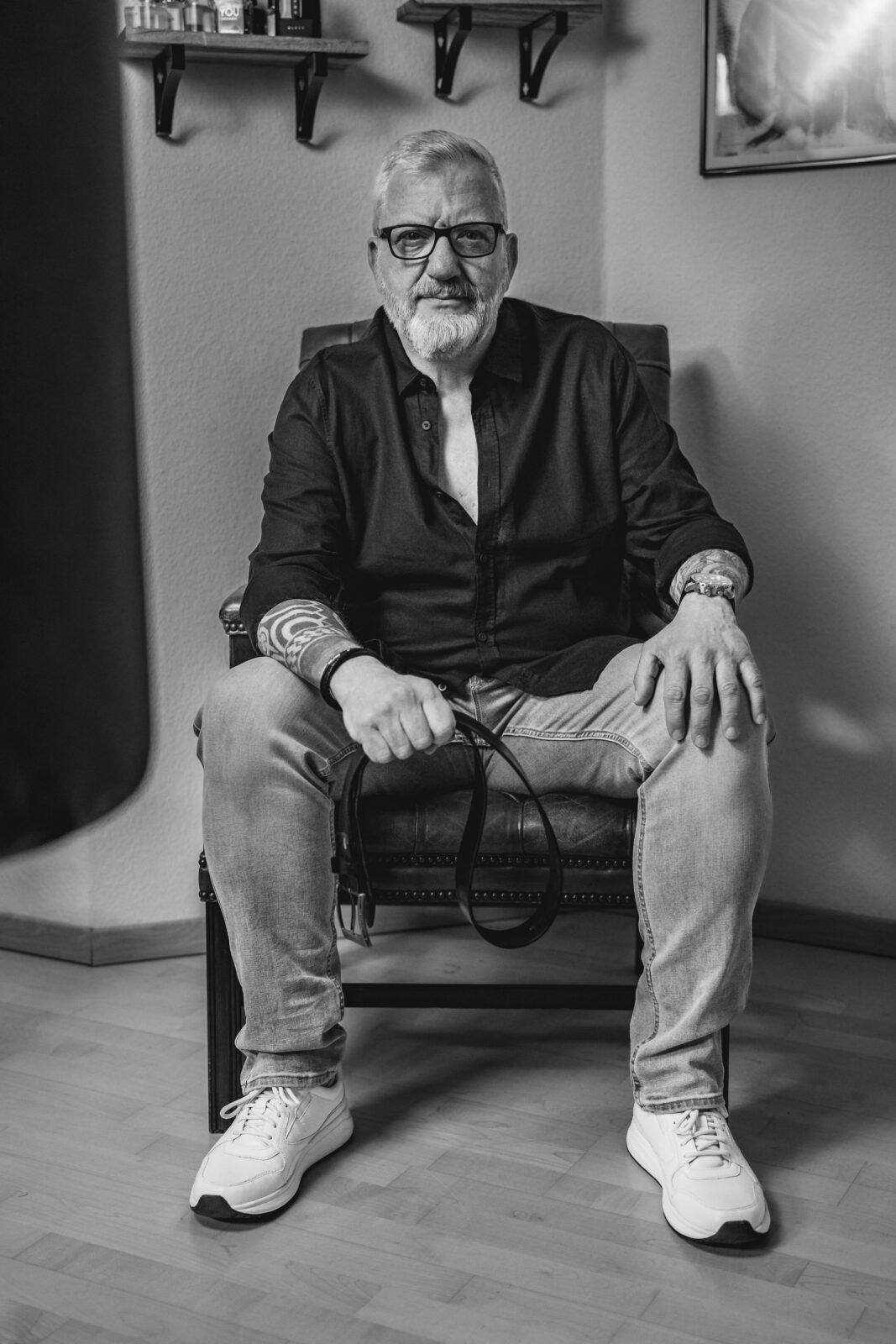 charakter-portrait-mann-tattoos-schwarz-weiss