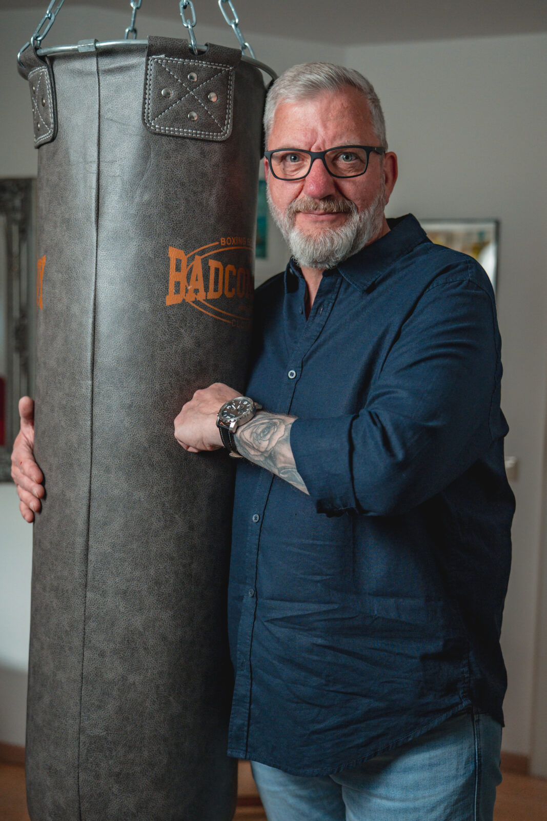 herren-portrait-shooting-indoor-mit-boxsack