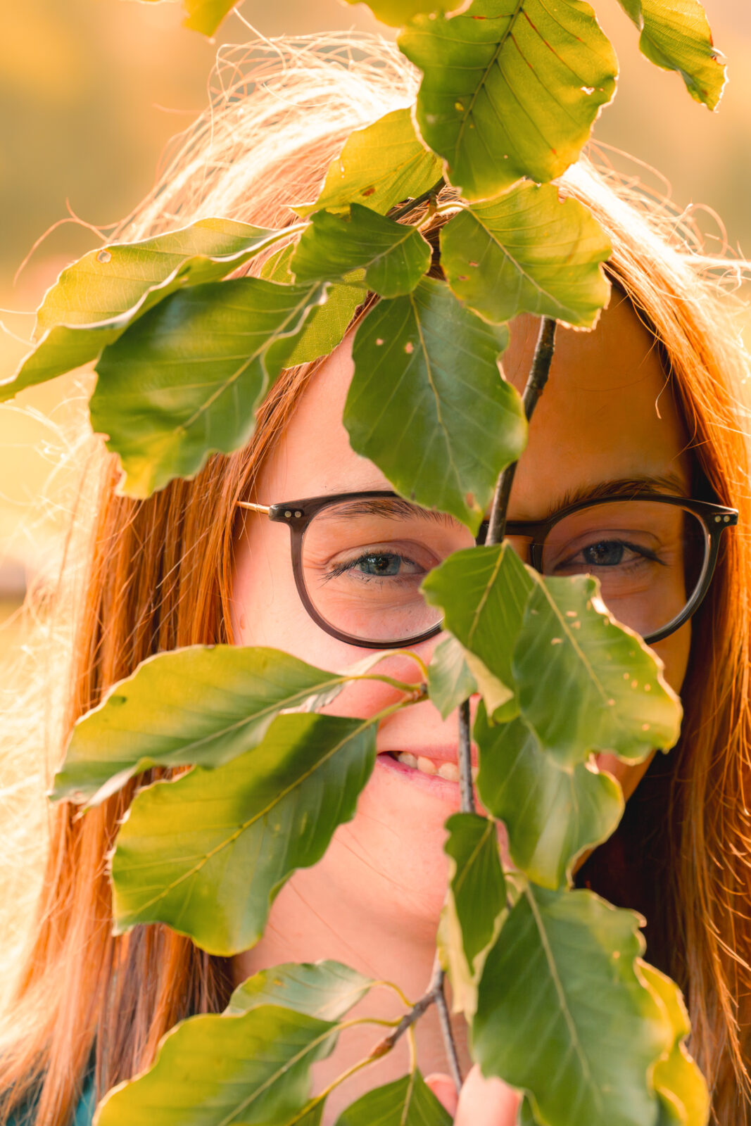 kreatives-portrait-mit-blaettern-natur
