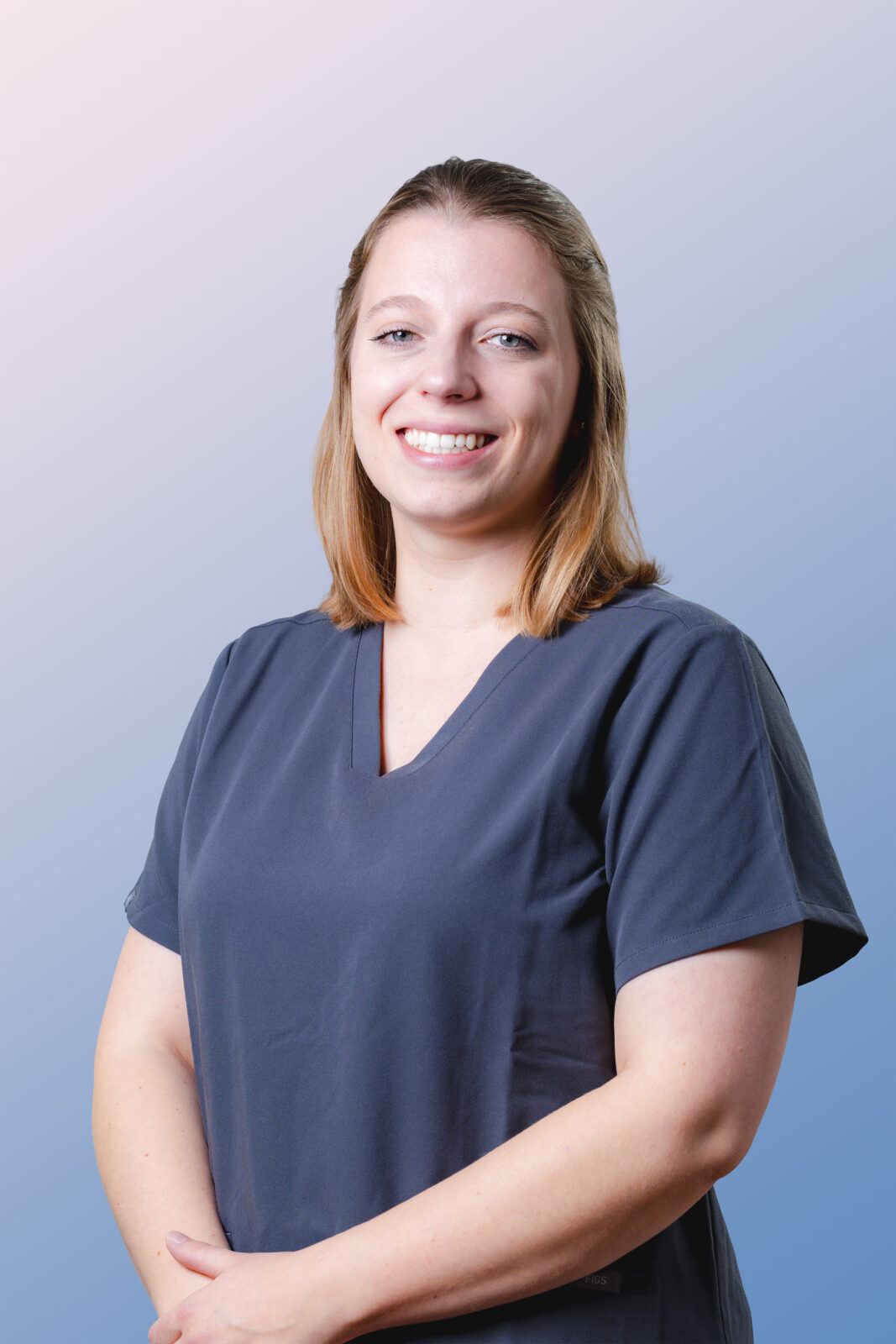 mitarbeiterfoto-praxis-freundlich-blauer-hintergrund