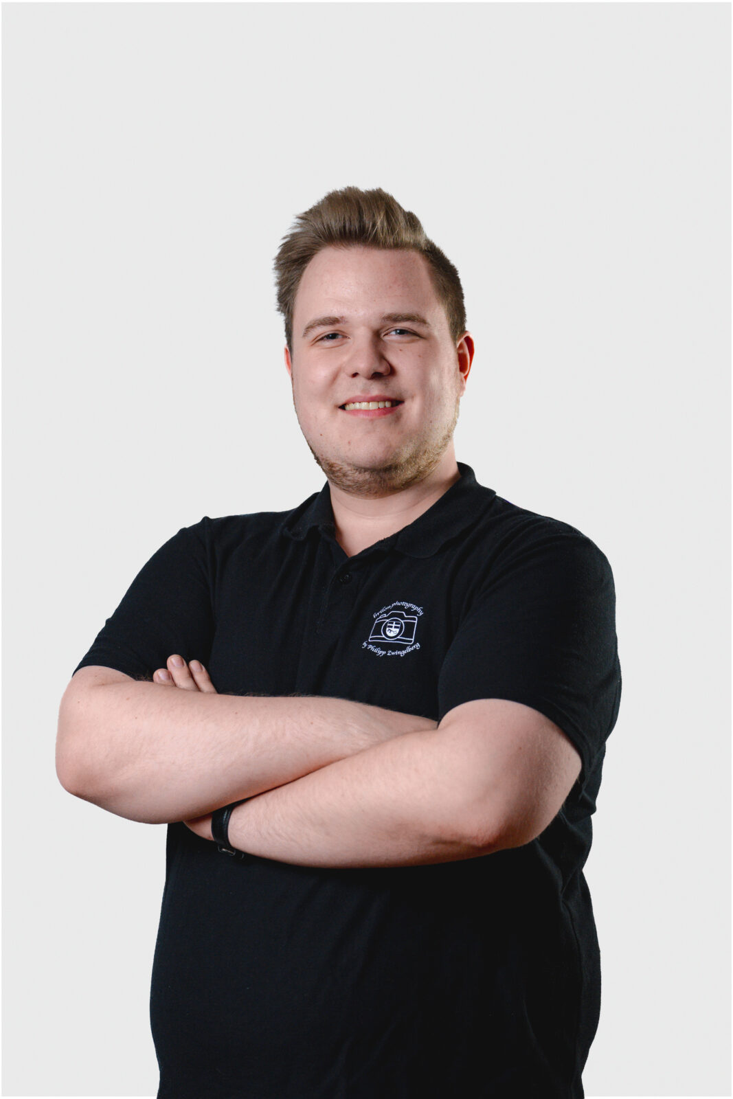 modernes-herren-portrait-schwarzes-polo-brilon