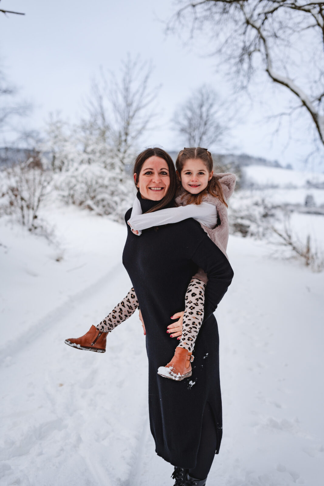 mutter-kind-fotos-schnee-action