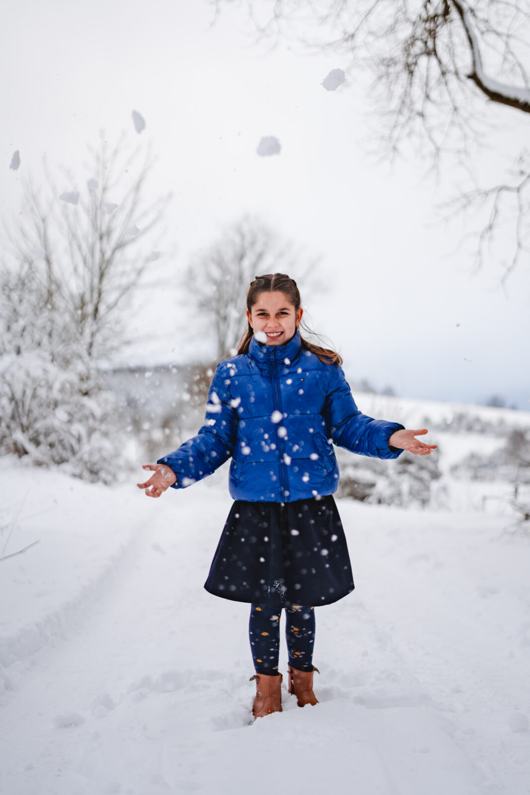 natuerliche-familienfotos-im-schnee