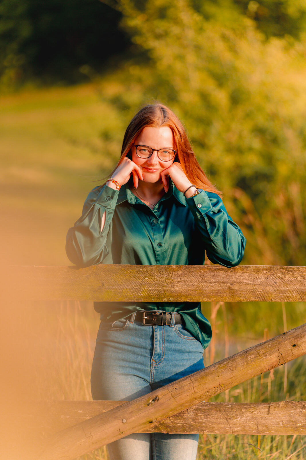 portraitfotografie-sauerland-laecheln-am-zaun