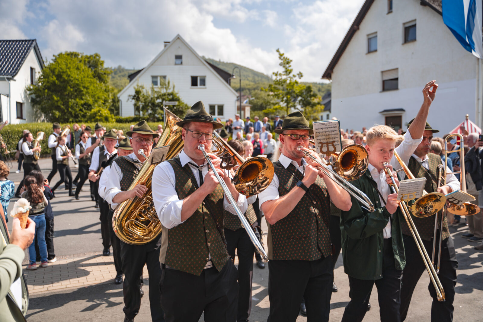 schuetzenfest-musikkapelle-marschieren