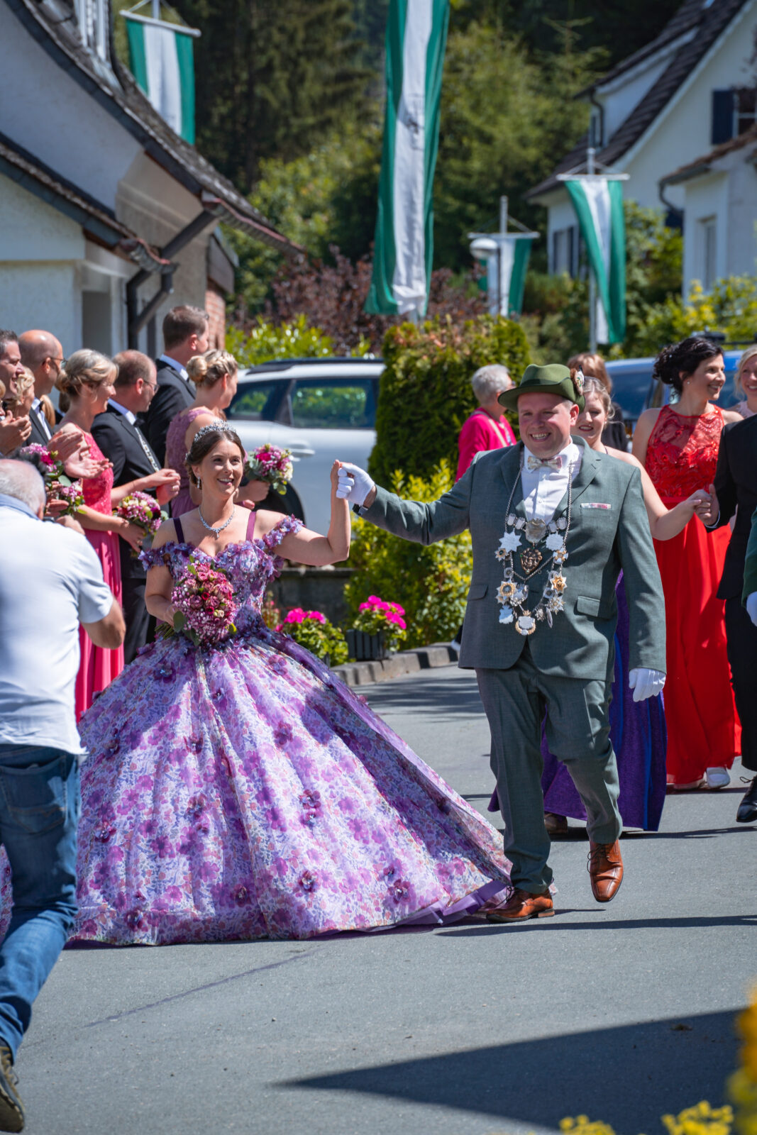 schuetzenkönigin-kleid-schleppe-strasse