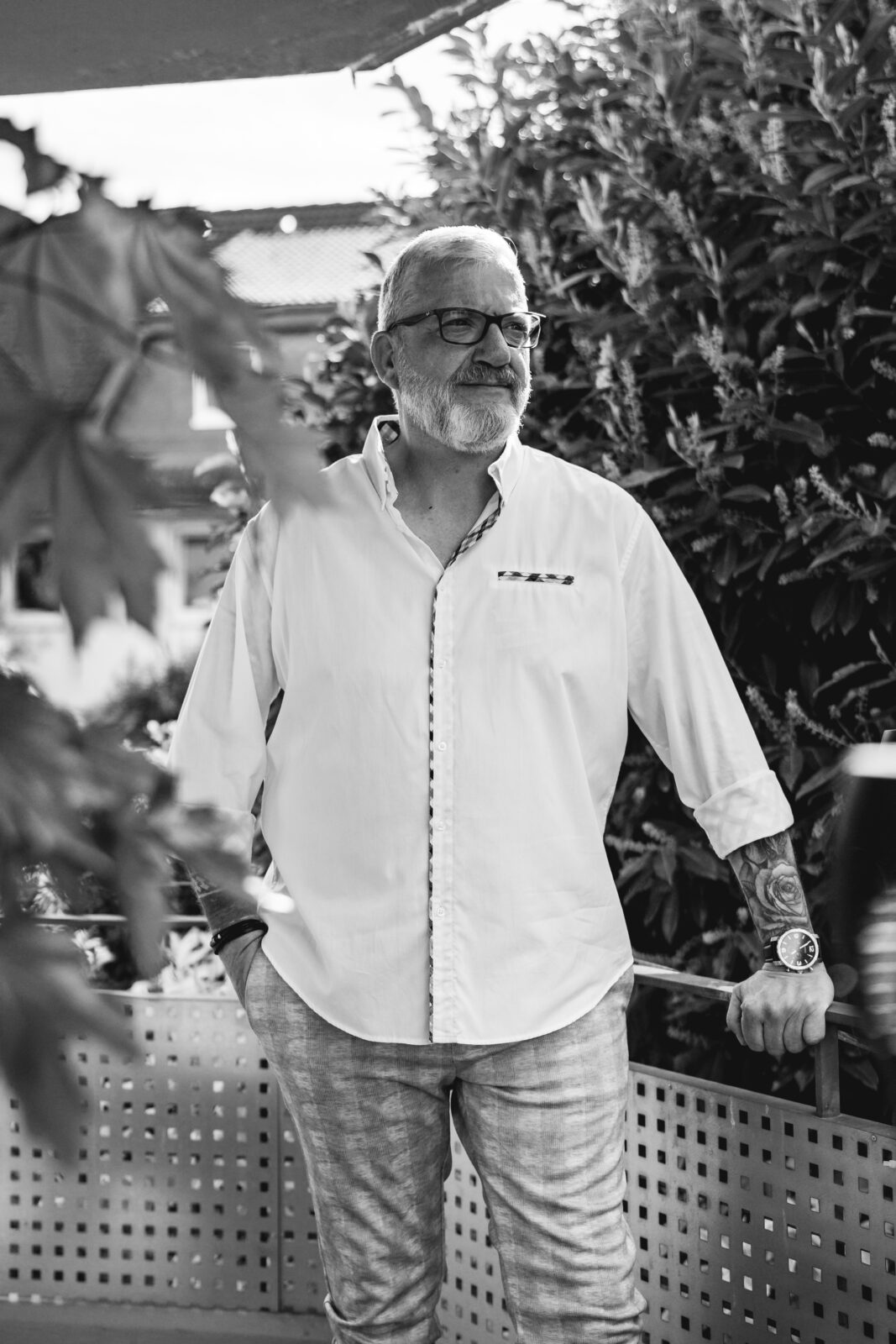 schwarz-weiss-portrait-mann-bart-brille