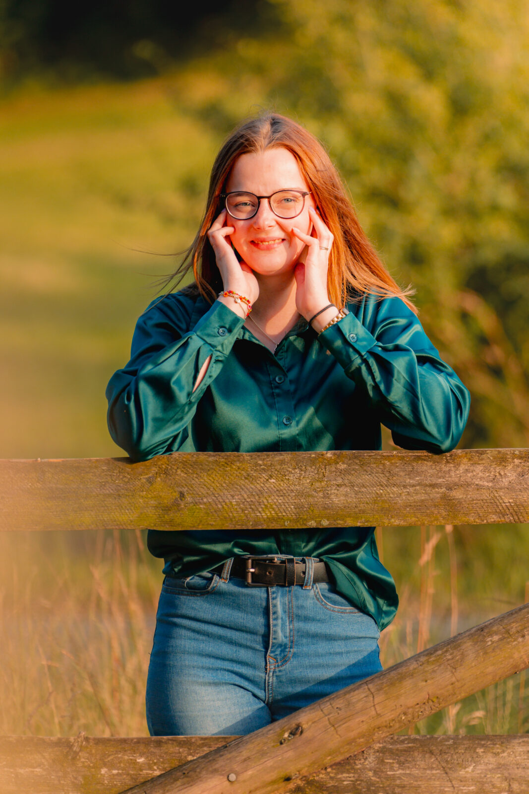 sympathisches-einzelportrait-frau-im-gruenen