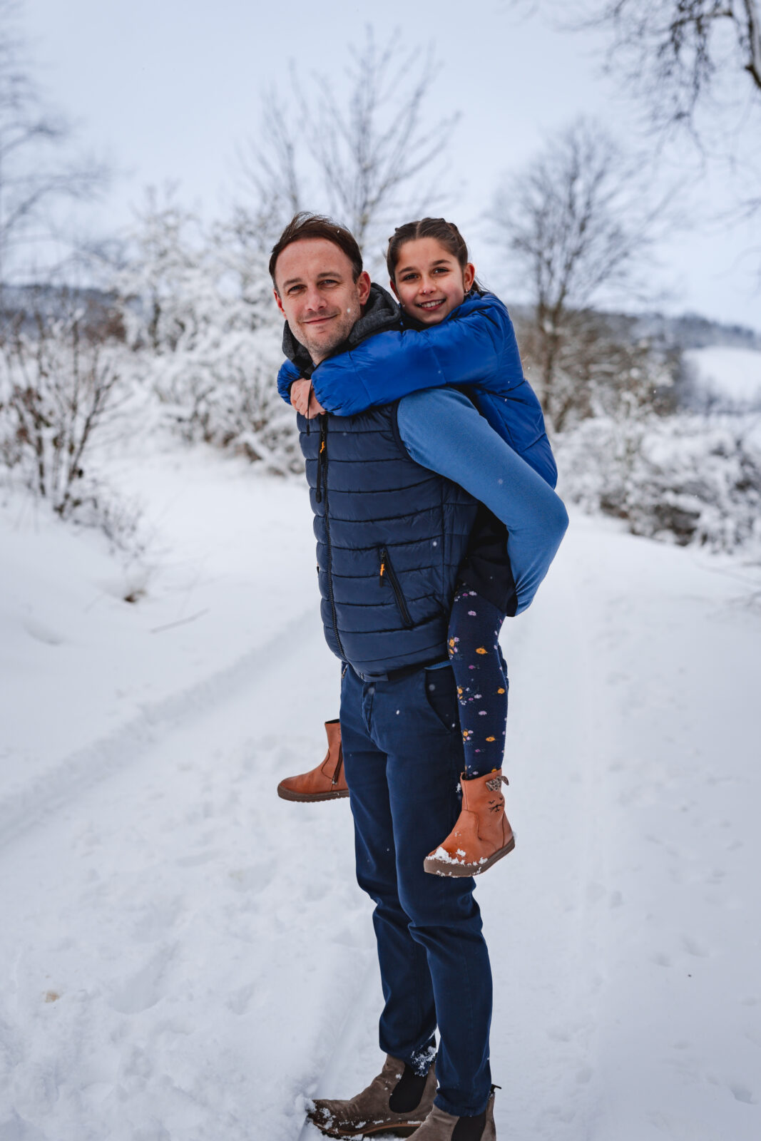 vater-tochter-huckepack-winter-spass